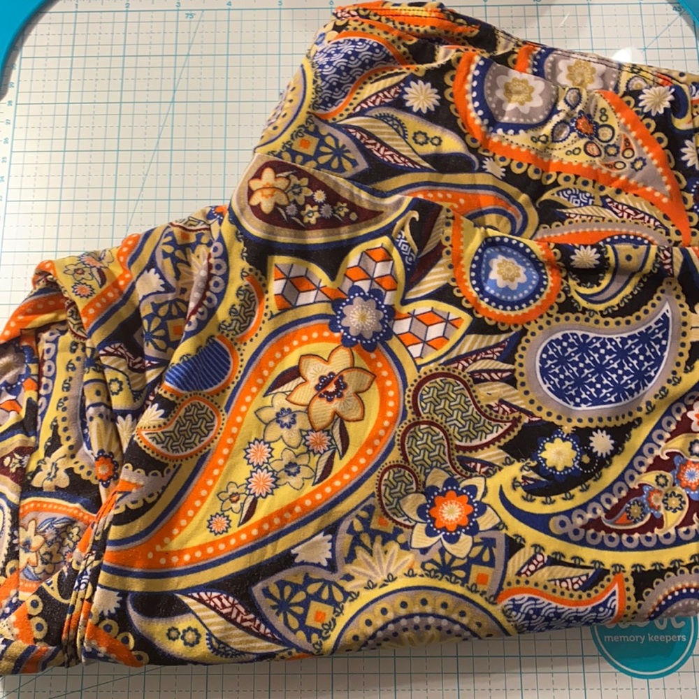 Beautiful Paisley patterned TC leggings!